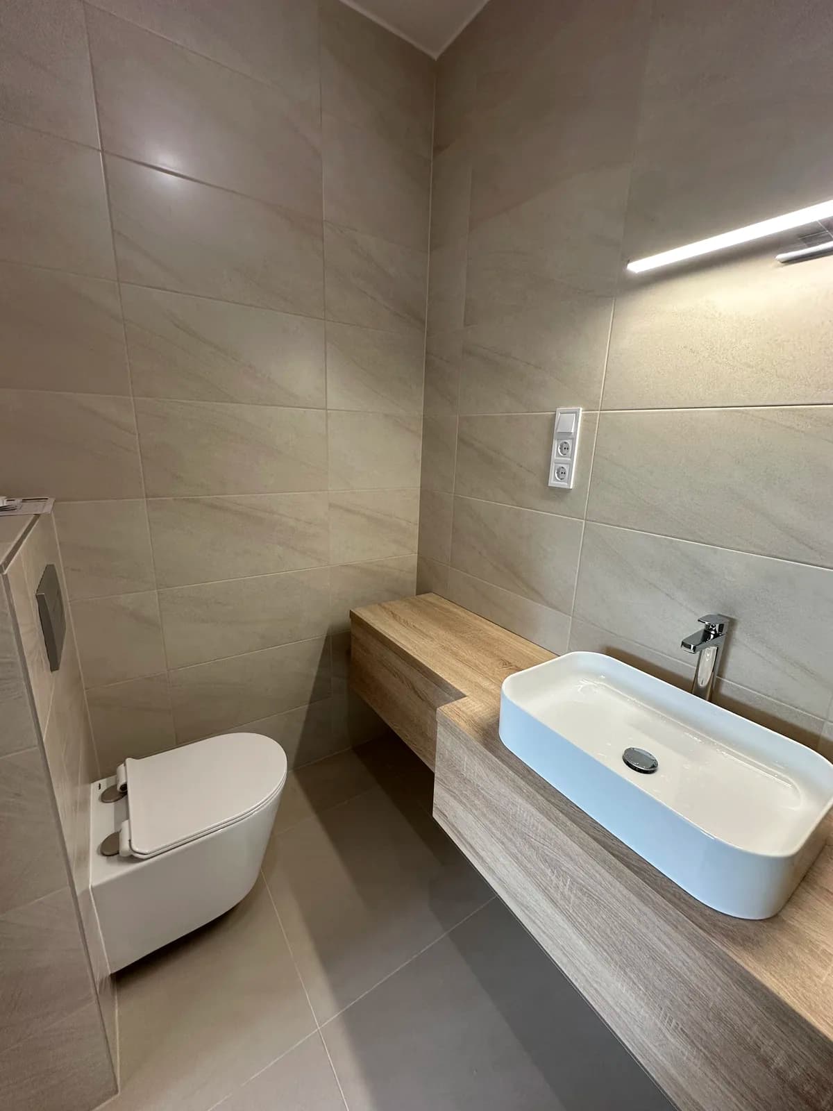 Mosdó és WC bekötése, burkolással hangolva