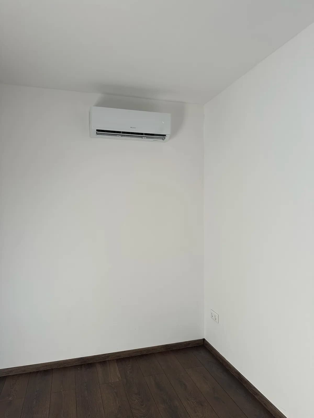 Oldalfali split klíma, tiszta szerelés